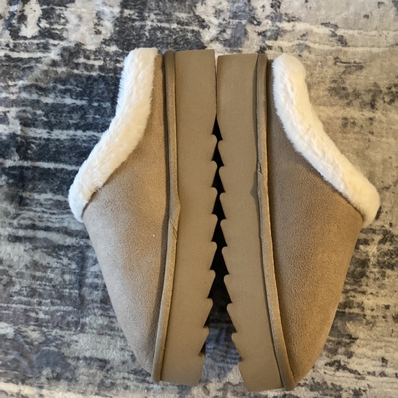 Women's Solid Color Platform Slippers with Fur Lining - Picture 4 of 8